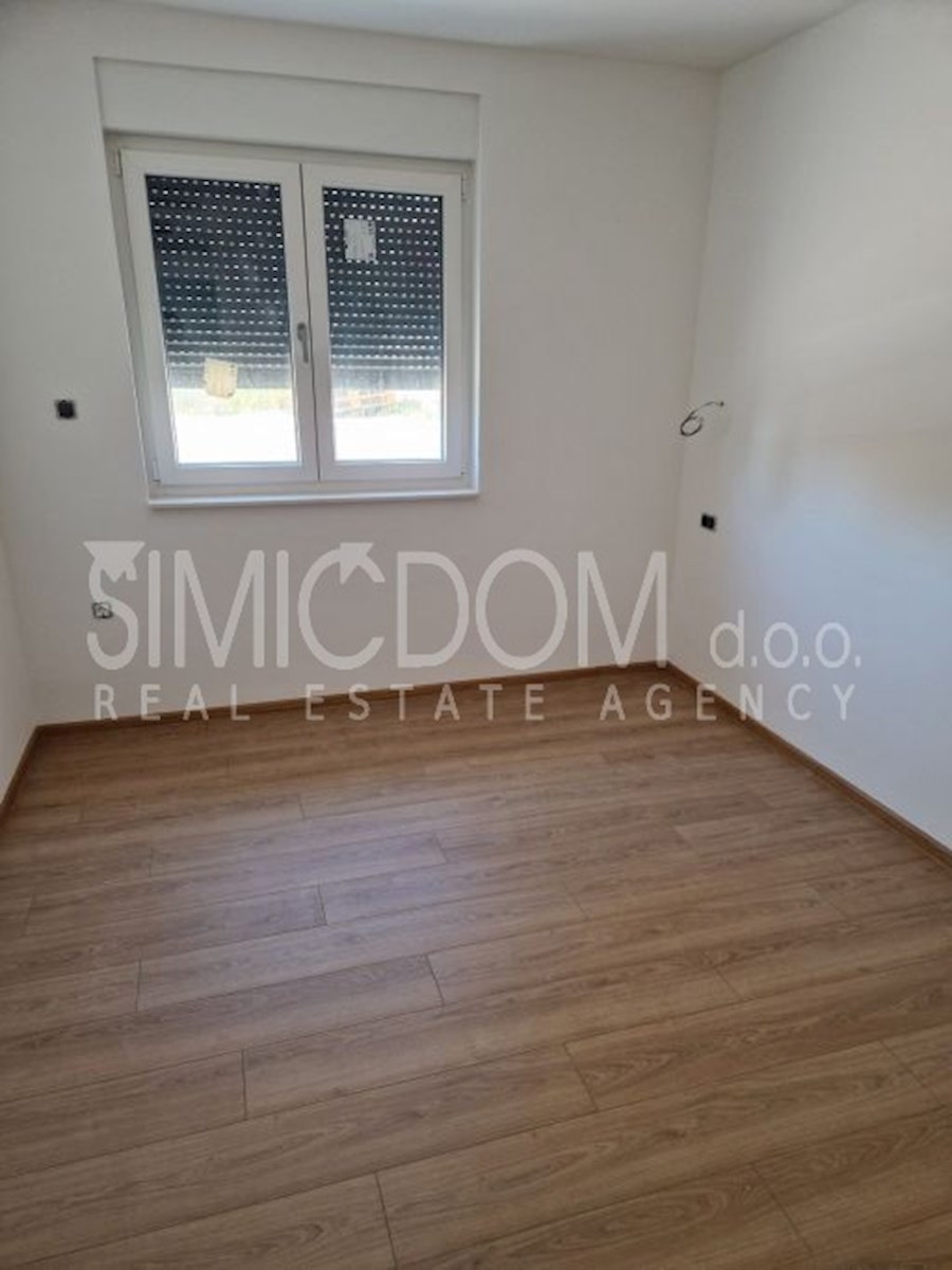Novo stanovanje z vrtom zelo blizu plaže, Primošten