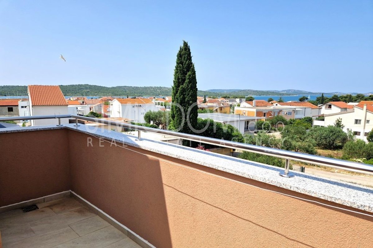 Prostoren apartma blizu morja, Pirovac