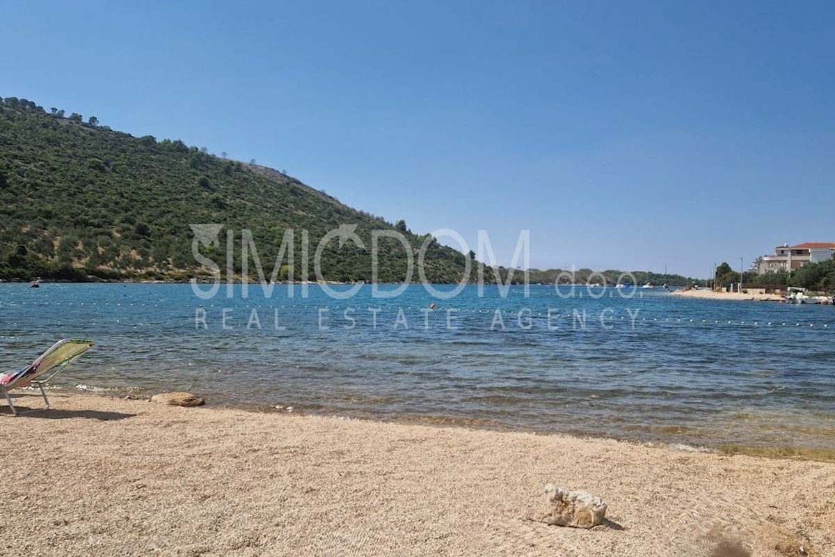 Moderno dvosobno stanovanje 30 m od morja, Rogoznica