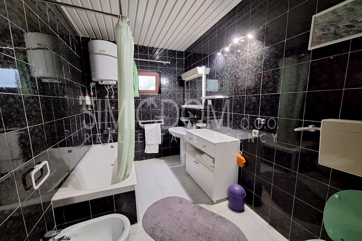 Samostojna hiša v bližini morja, Lokva Rogoznica (Ruskamen)