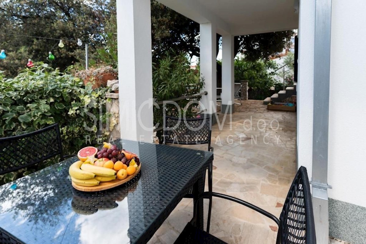 Hiša z dvema apartmajema in razgledom, Ražanj