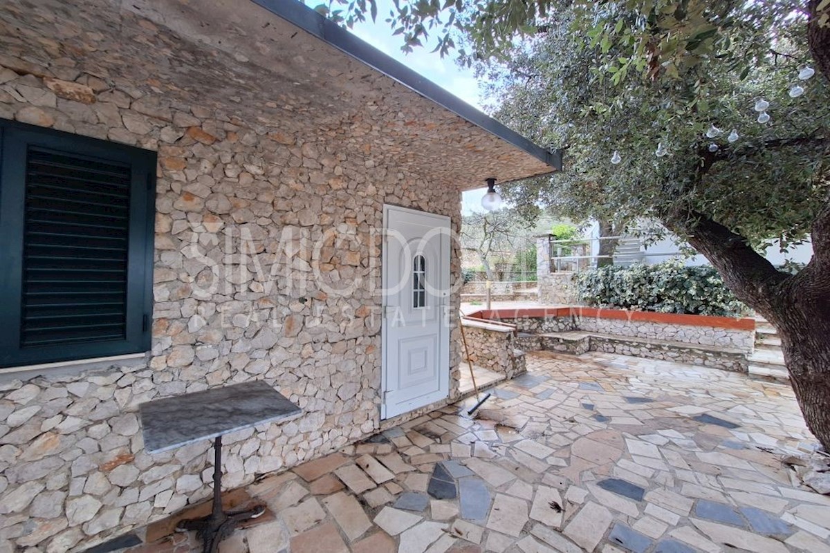 Hiša z dvema apartmajema in razgledom, Ražanj