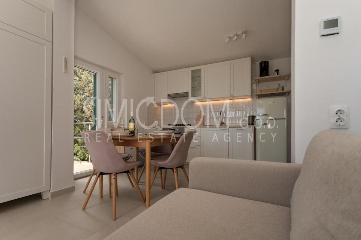 Hiša z dvema apartmajema in razgledom, Ražanj