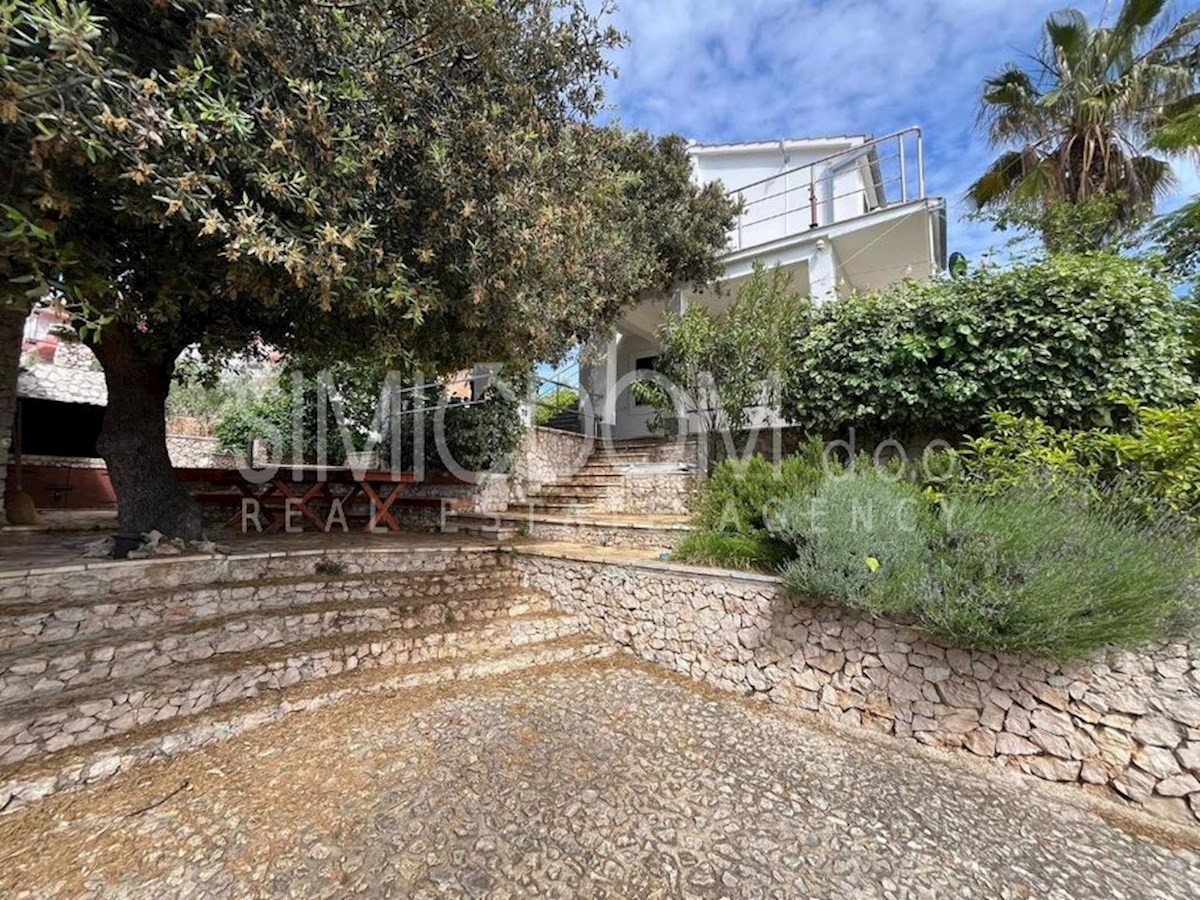 Hiša z dvema apartmajema in razgledom, Ražanj