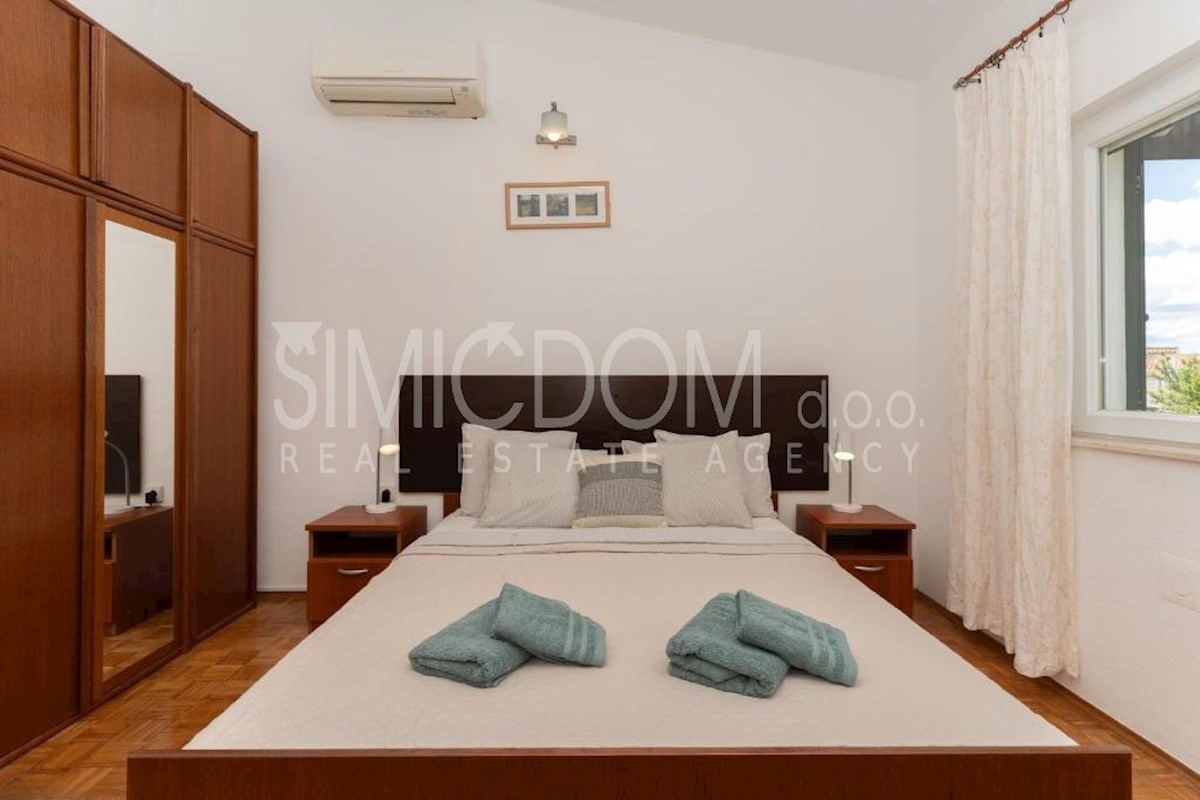 Hiša z dvema apartmajema in razgledom, Ražanj