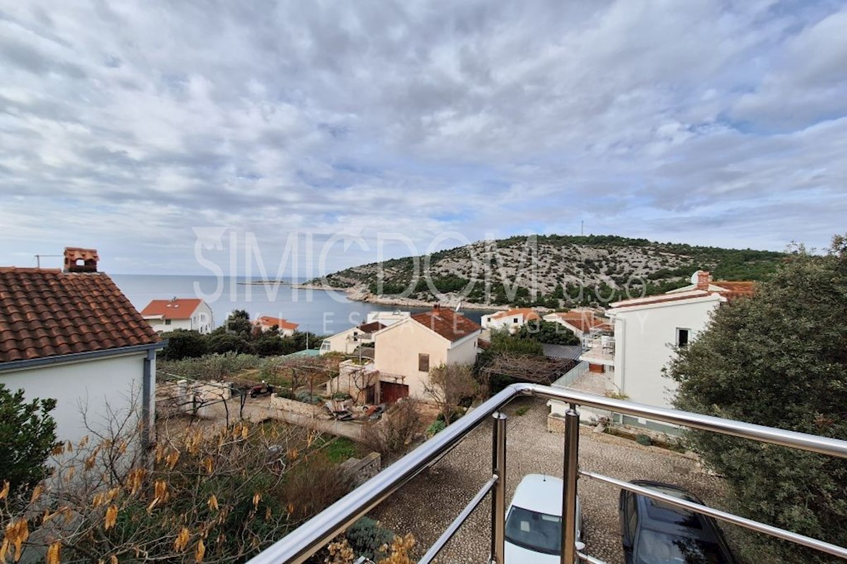 Hiša z dvema apartmajema in razgledom, Ražanj