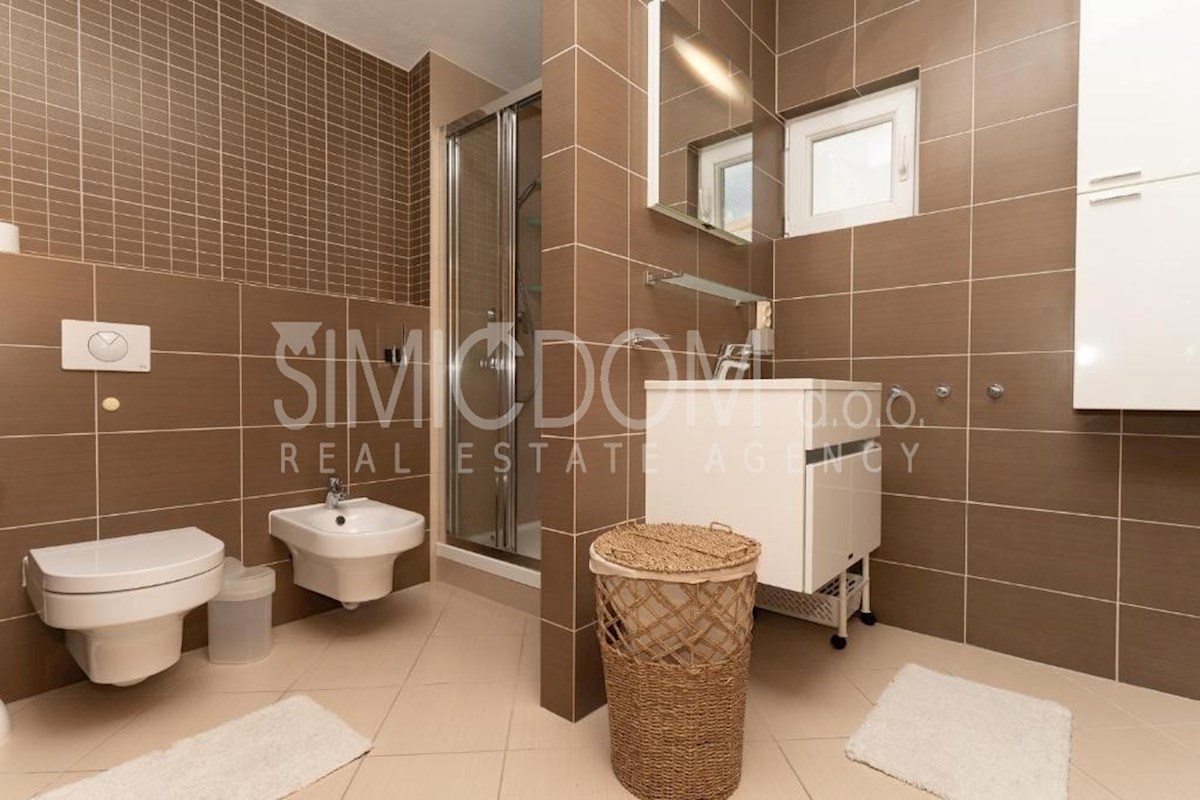 Hiša z dvema apartmajema in razgledom, Ražanj