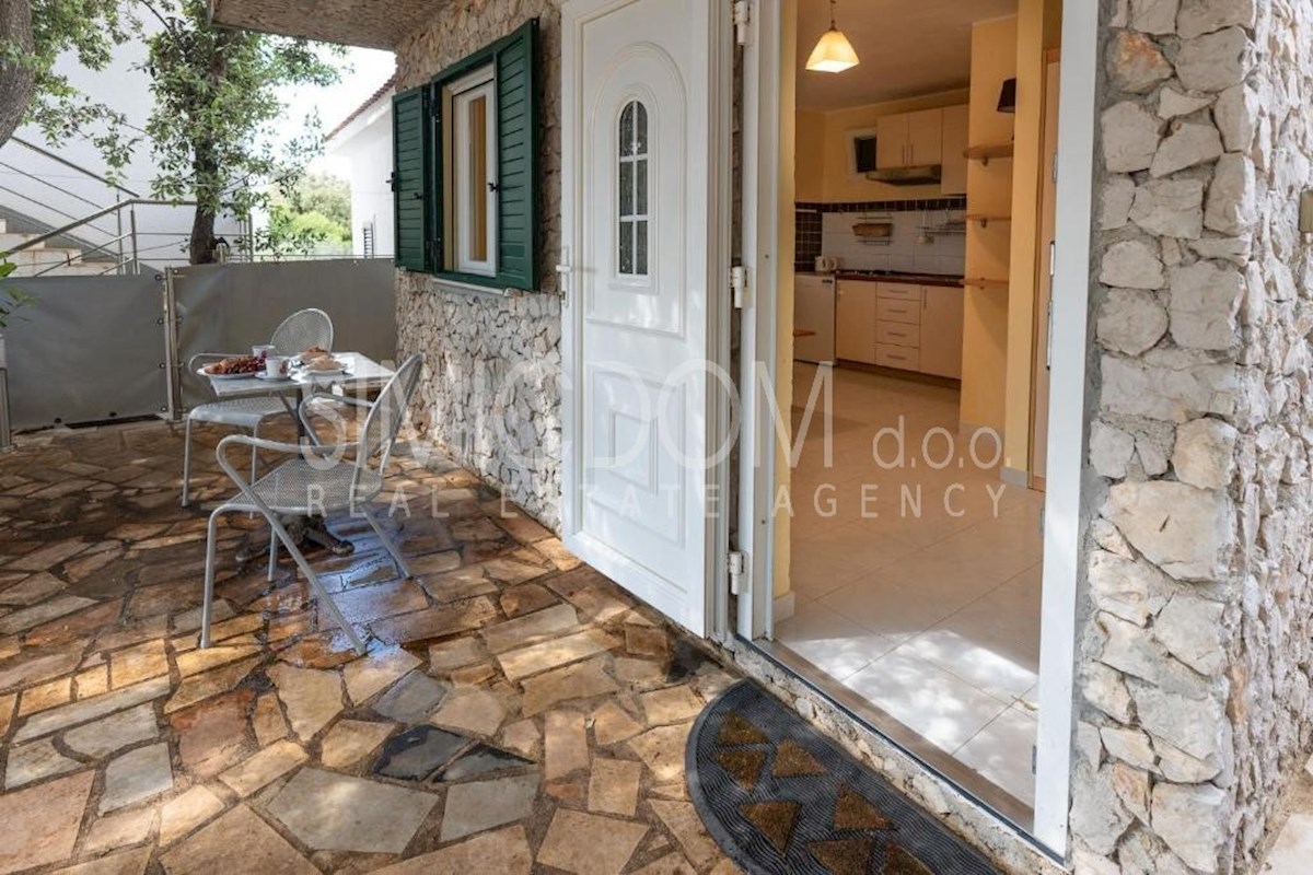 Hiša z dvema apartmajema in razgledom, Ražanj