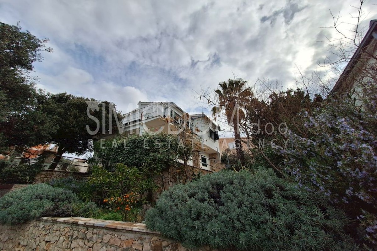 Hiša z dvema apartmajema in razgledom, Ražanj