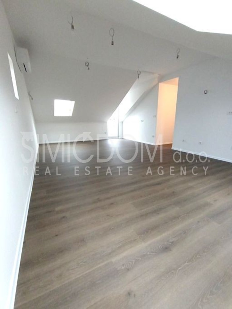 Prenovljeno trisobno stanovanje, Split