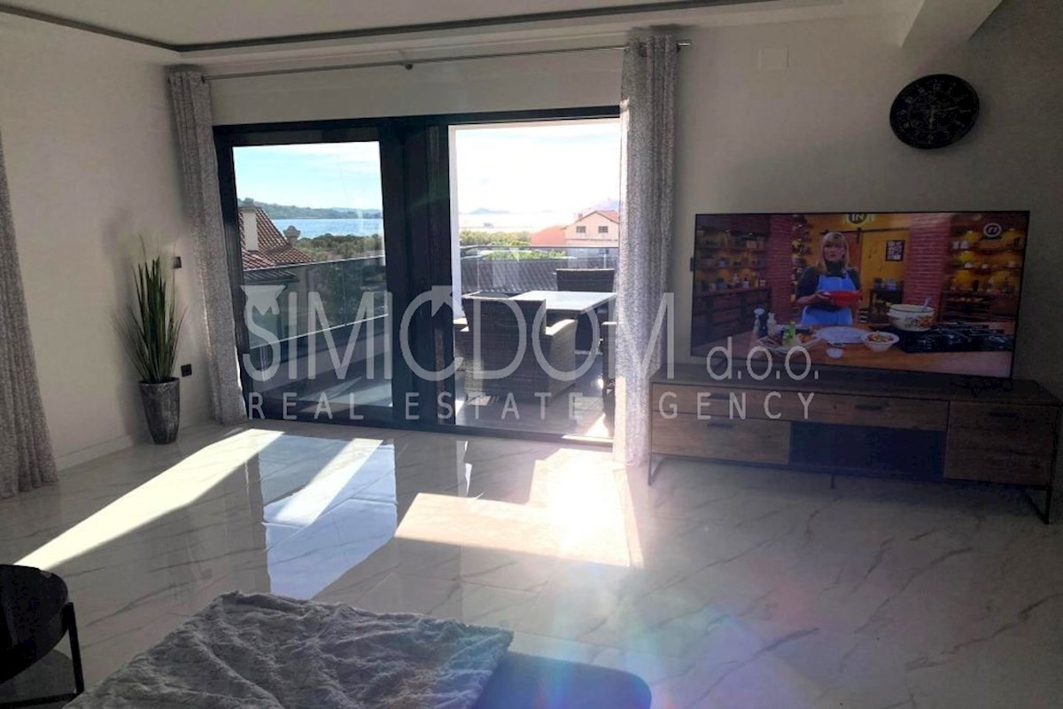 Penthouse apartma 50m od plaže, Srima