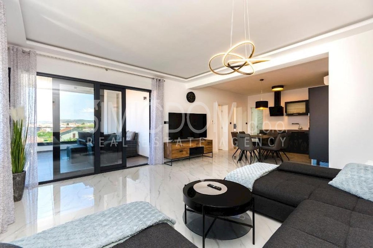 Penthouse apartma 50m od plaže, Srima