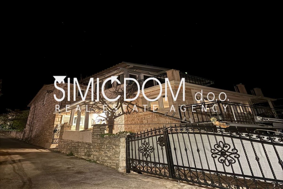 Kamnita hiša v dobrem stanju, naprodaj, Supetar