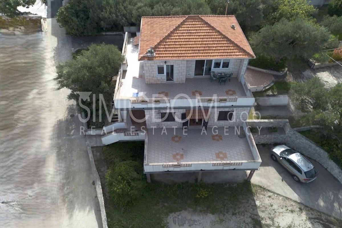 Apartmajska hiša na odlični lokaciji Brač