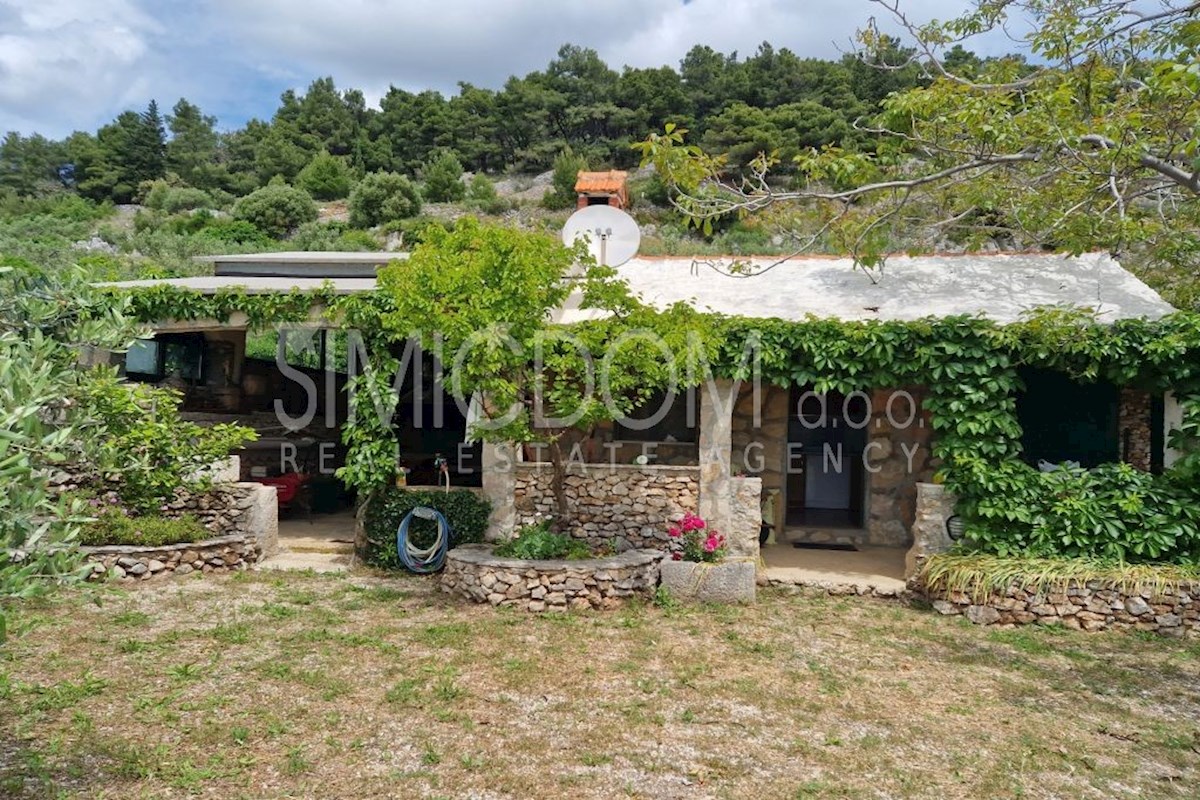 Kmetijsko zemljišče s hišo in odprtim razgledom, Brač