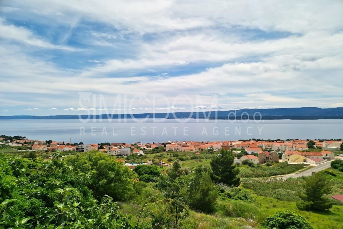 Kmetijsko zemljišče s hišo in odprtim razgledom, Brač