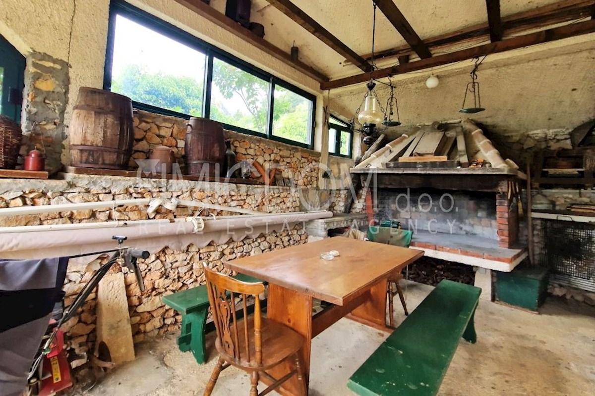 Kmetijsko zemljišče s hišo in odprtim razgledom, Brač