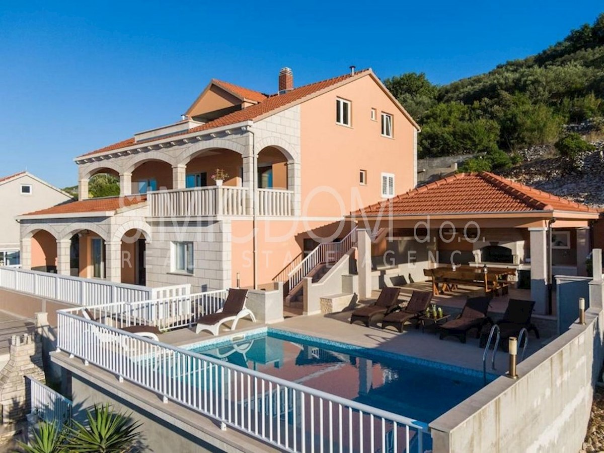 Kuća s bazenom prvi red do mora, Korčula