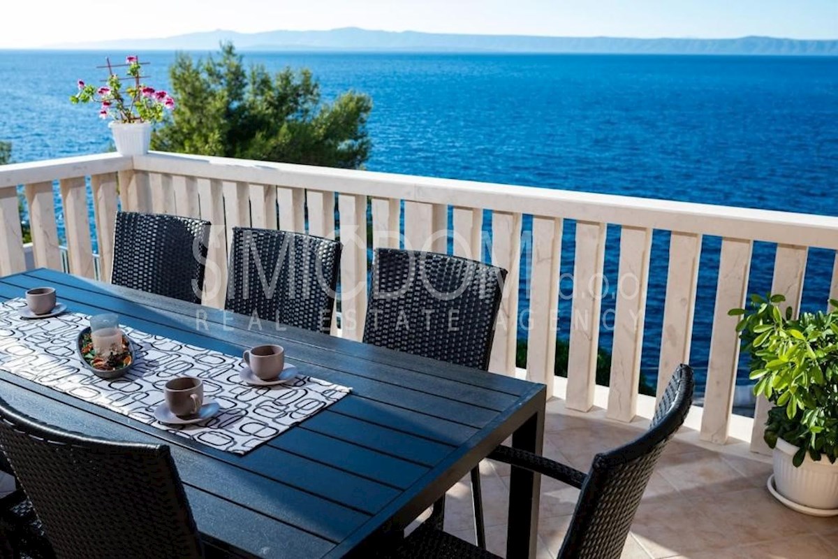 Kuća s bazenom prvi red do mora, Korčula
