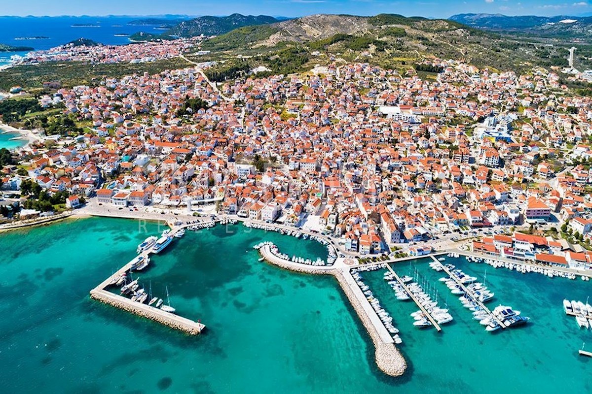 Dvosobno stanovanje s pogledom na morje v bližini plaže, Vodice