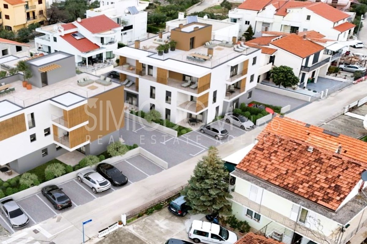 Dvosobno stanovanje s pogledom na morje v bližini plaže, Vodice