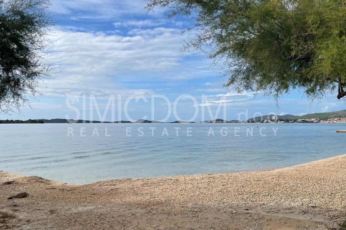 Čudovita hiša z bazenom v bližini plaže, Srima