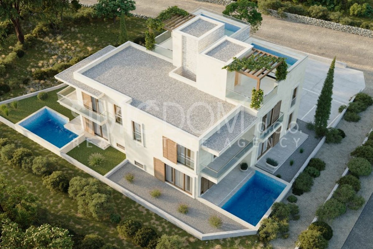 Čudovita hiša z bazenom v bližini plaže, Srima