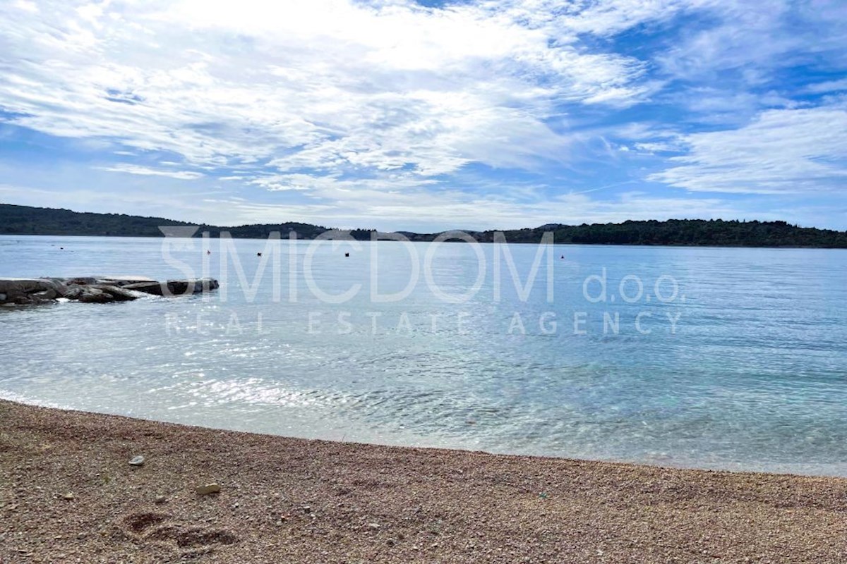 Čudovita hiša z bazenom v bližini plaže, Srima