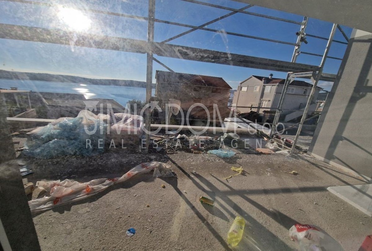 Novo stanovanje z vrtom in jacuzzijem v bližini plaže in centra Trogirja
