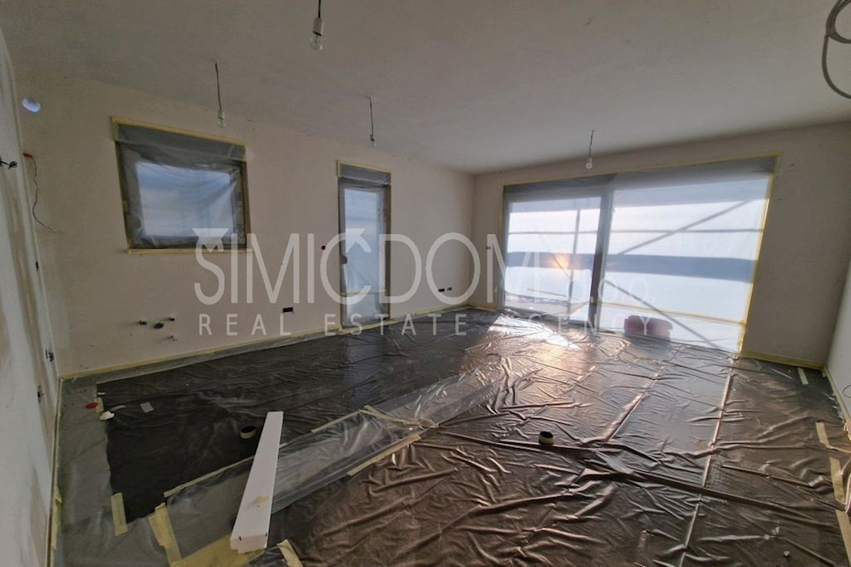 Novo stanovanje z vrtom in jacuzzijem v bližini plaže in centra Trogirja