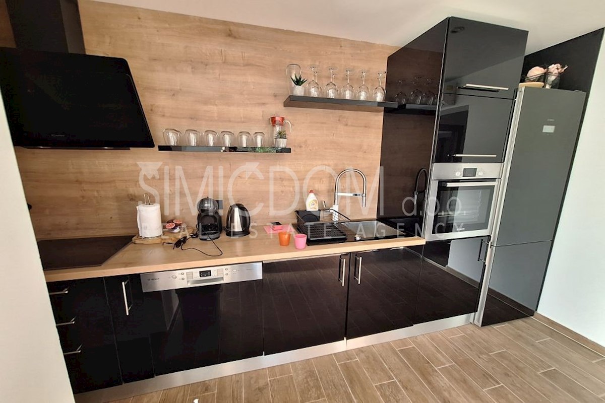 Čudovita hiša z razgledom na morje, Vinišće