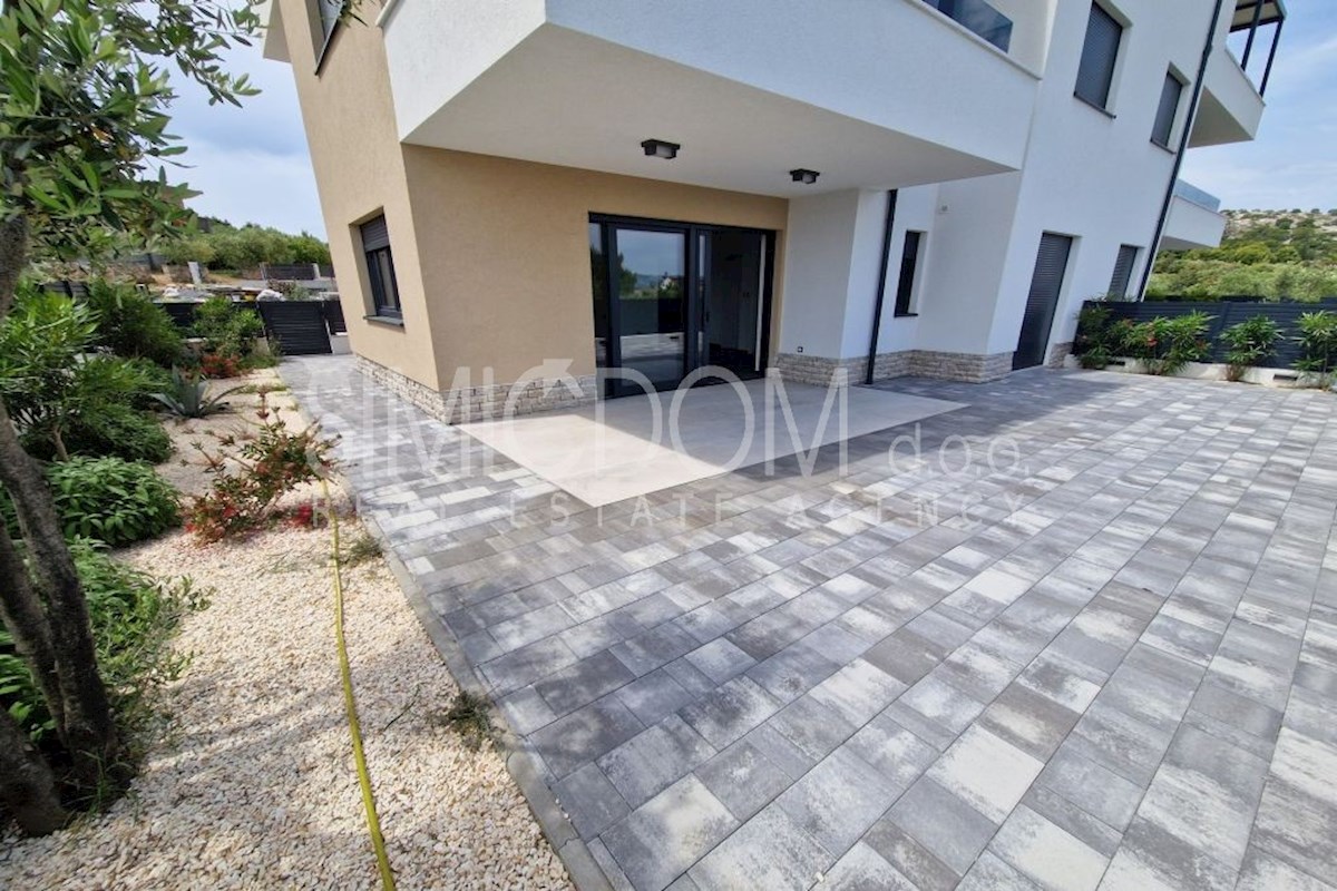 Apartma z velikim vrtom in pogledom na morje, Murter
