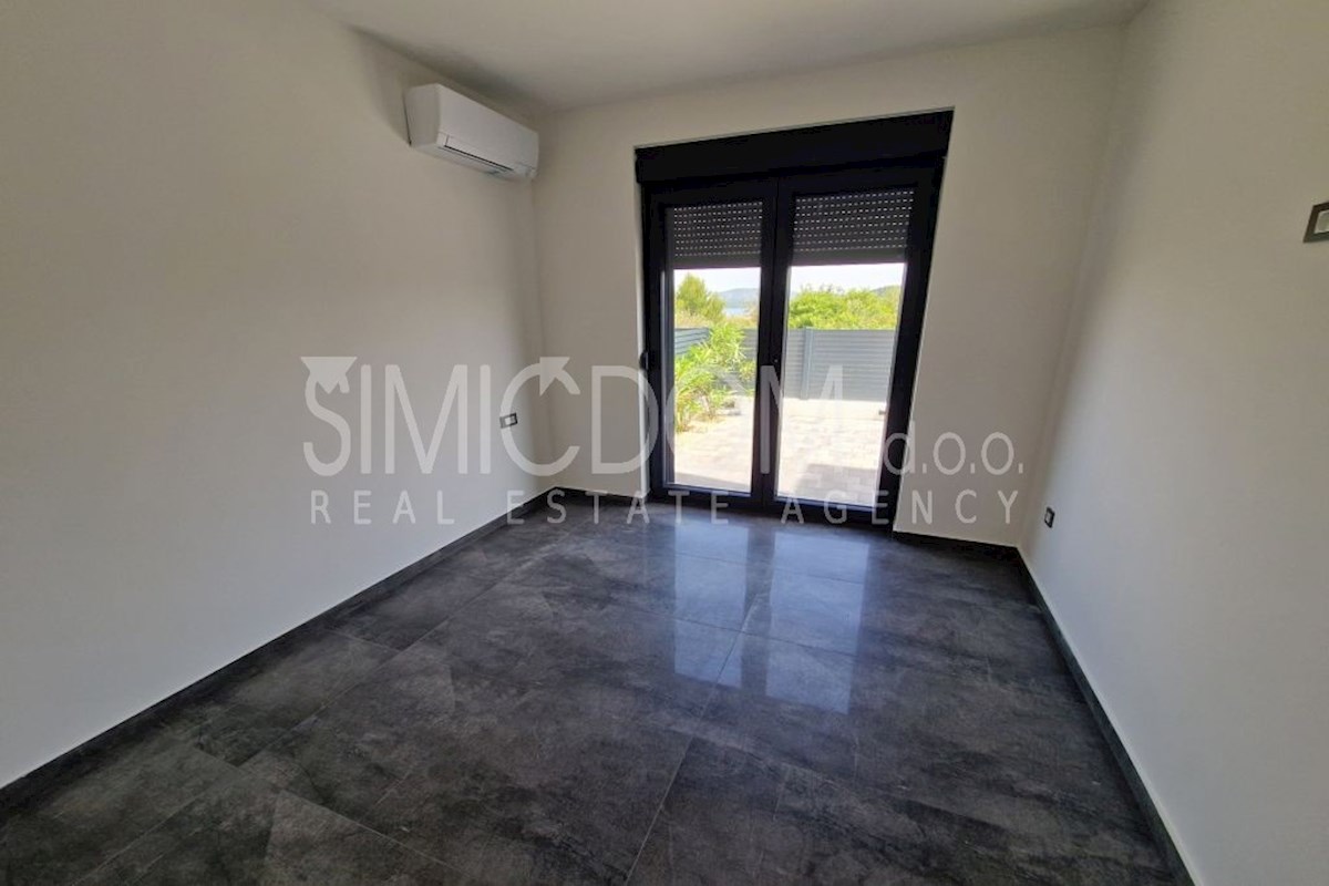 Apartma z velikim vrtom in pogledom na morje, Murter