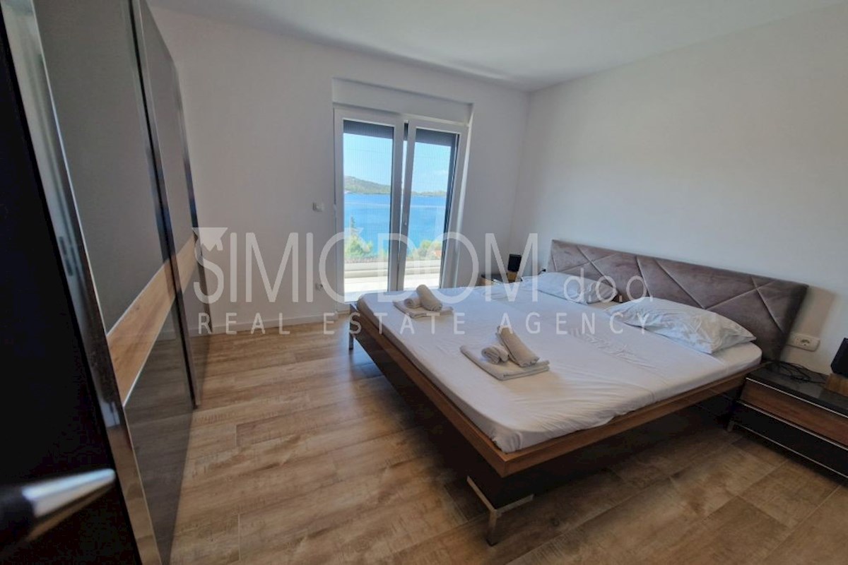 Prostorna samostojna hiša 100m od plaže, Rogoznica