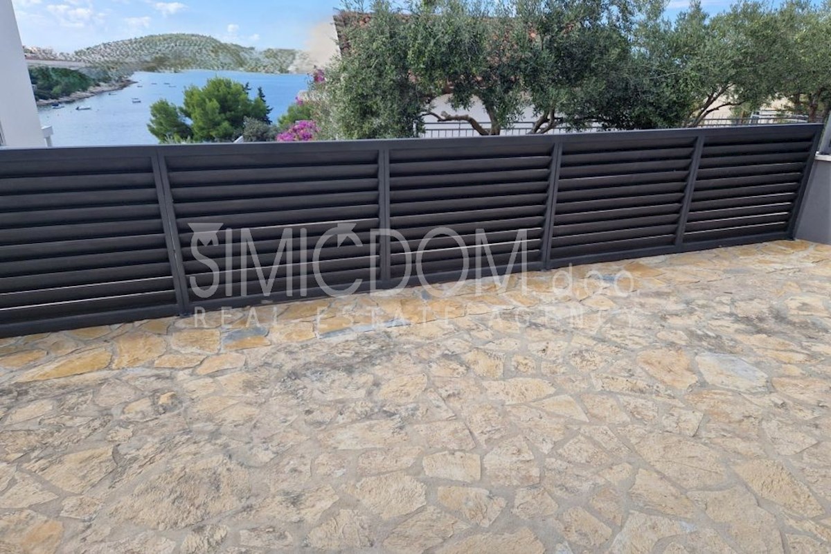 Prostorna samostojna hiša 100m od plaže, Rogoznica
