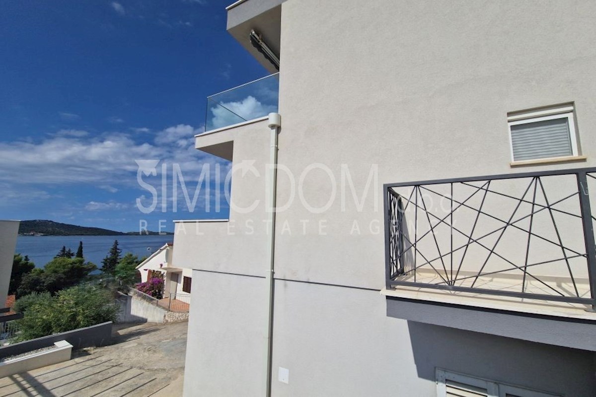 Prostorna samostojna hiša 100m od plaže, Rogoznica
