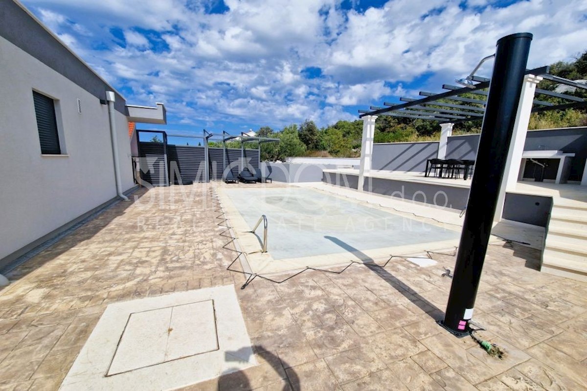 Prostorna samostojna hiša 100m od plaže, Rogoznica