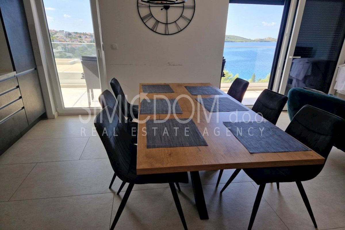 Prostorna samostojna hiša 100m od plaže, Rogoznica
