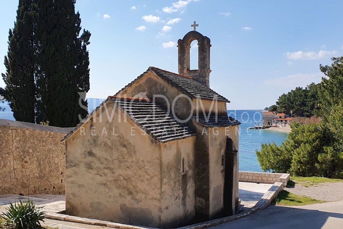 Dvosobno stanovanje z garažo, Brač