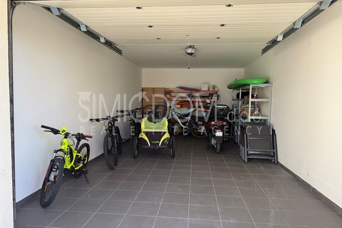 Dvosobno stanovanje z garažo, Brač