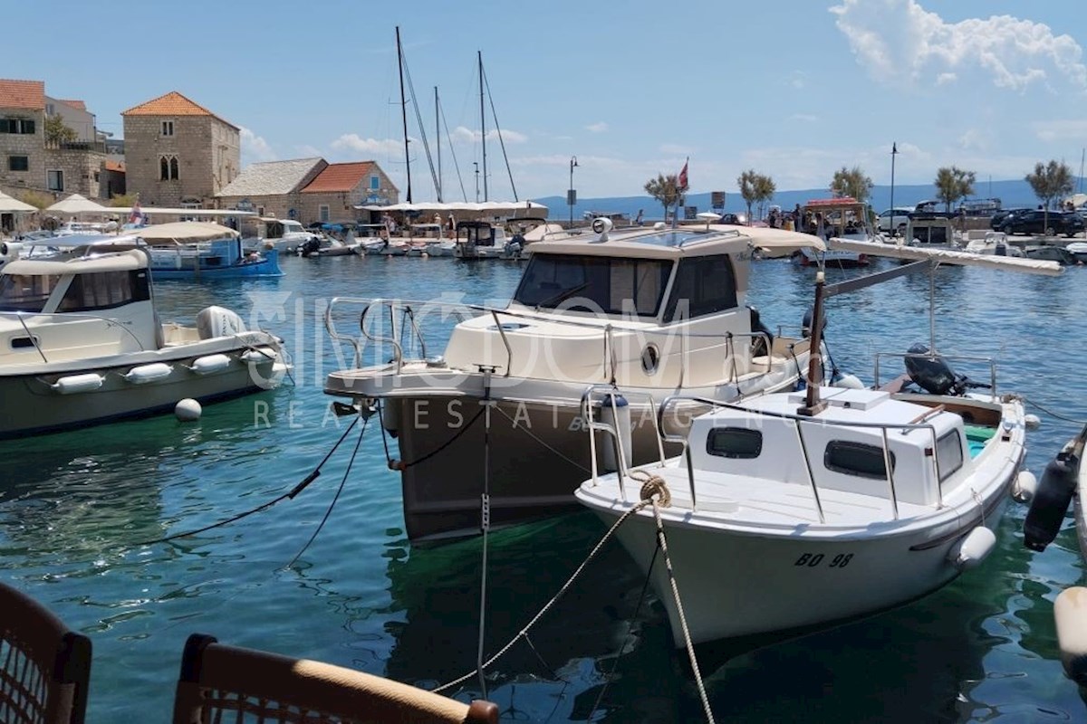 Dvosobno stanovanje z garažo, Brač