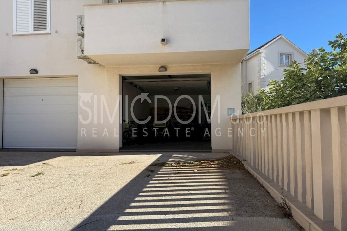 Dvosobno stanovanje z garažo, Brač