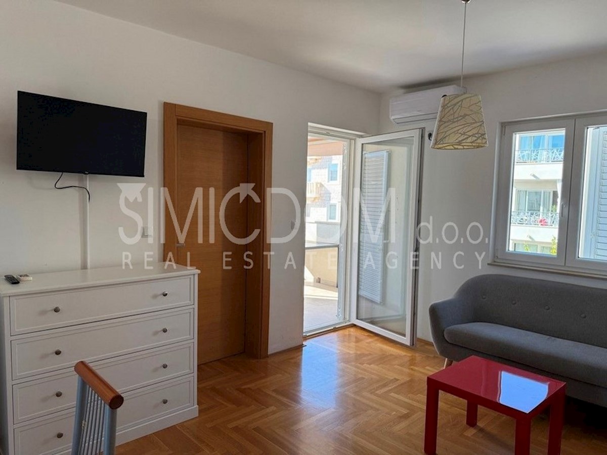 Dvosobno stanovanje z garažo, Brač