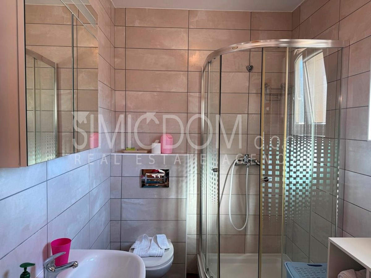 Dvosobno stanovanje z garažo, Brač