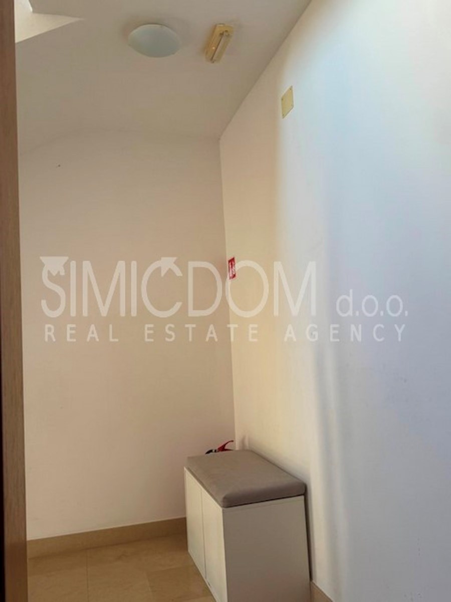 Dvosobno stanovanje z garažo, Brač