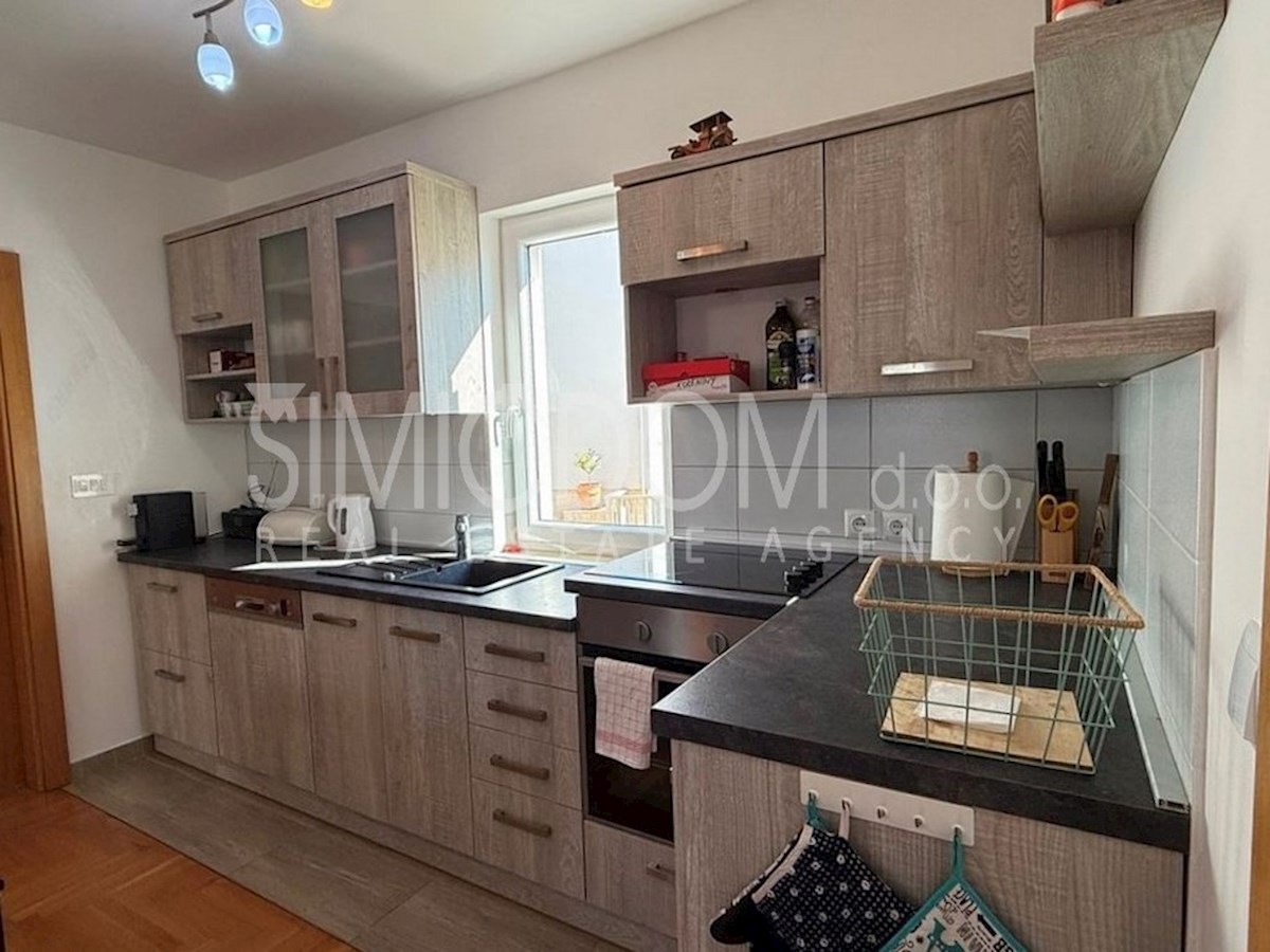 Dvosobno stanovanje z garažo, Brač