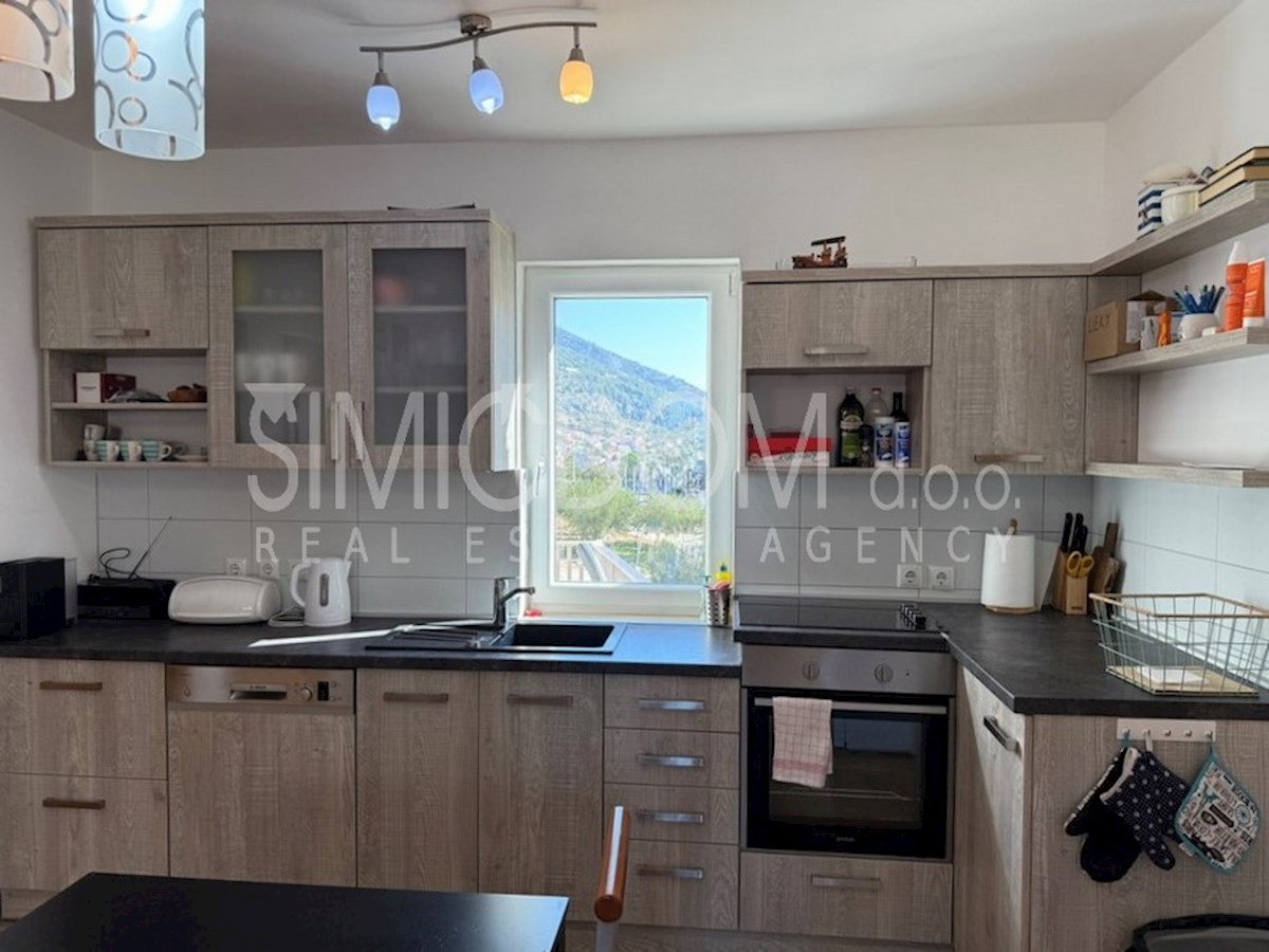 Dvosobno stanovanje z garažo, Brač