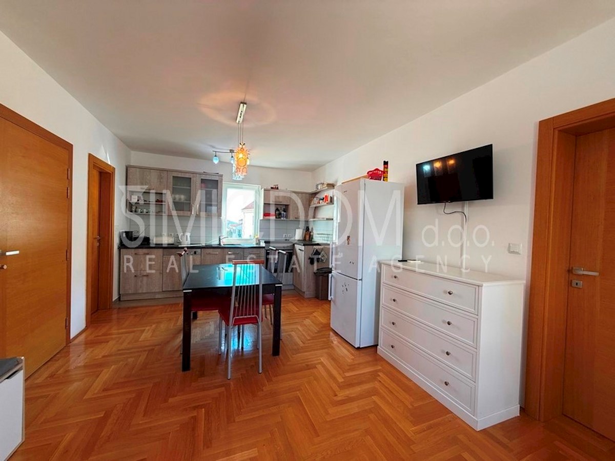 Dvosobno stanovanje z garažo, Brač