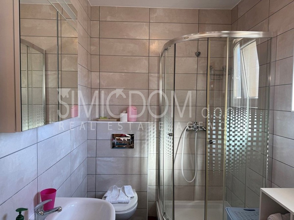 Dvosobno stanovanje z garažo, Brač