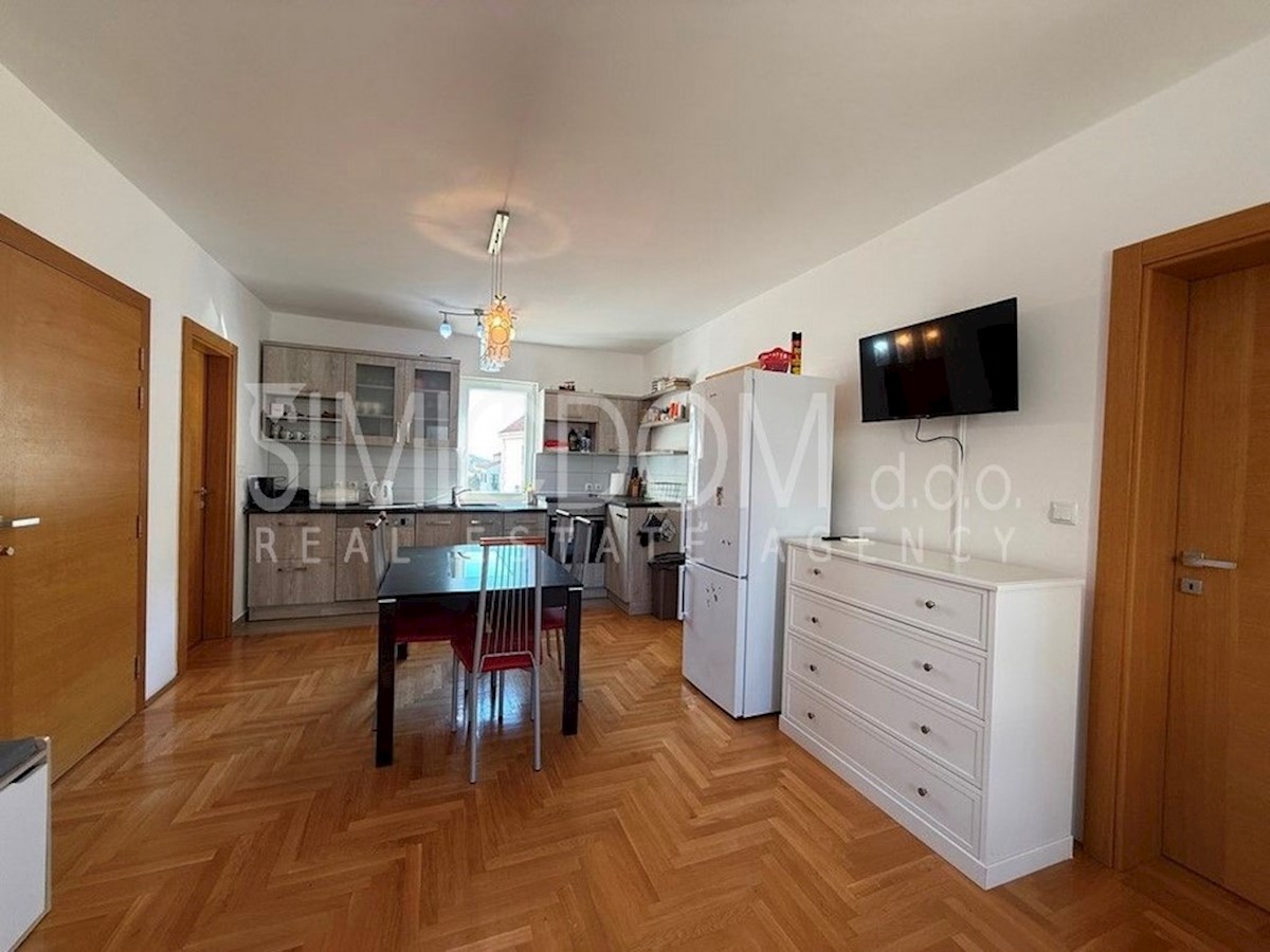 Dvosobno stanovanje z garažo, Brač